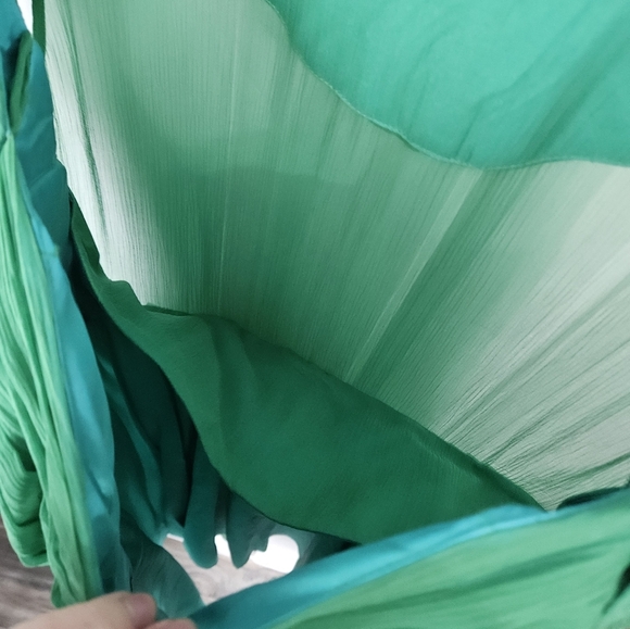 Elegant Green Pleated Dress - Picture 6 of 7